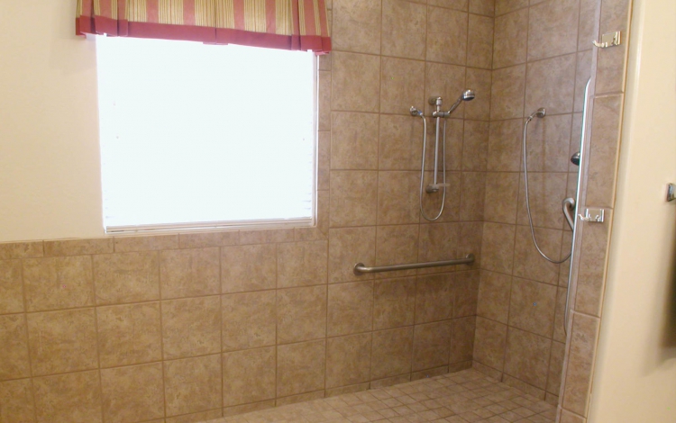 無障礙設計中浴室增加扶手